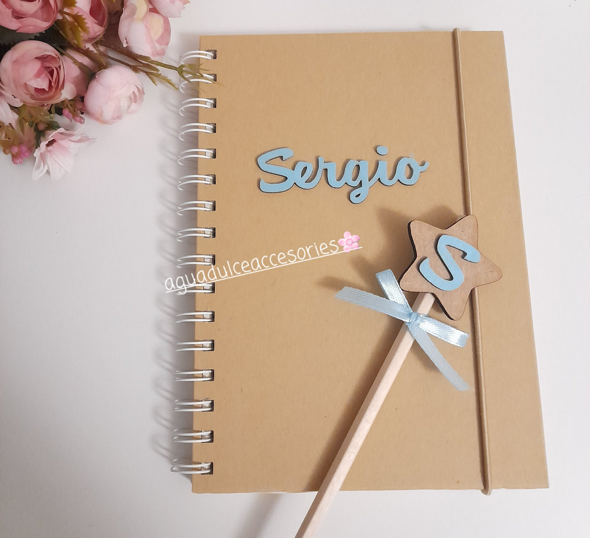 Libreta de cartón personalizable con dibujos y lapices de colores