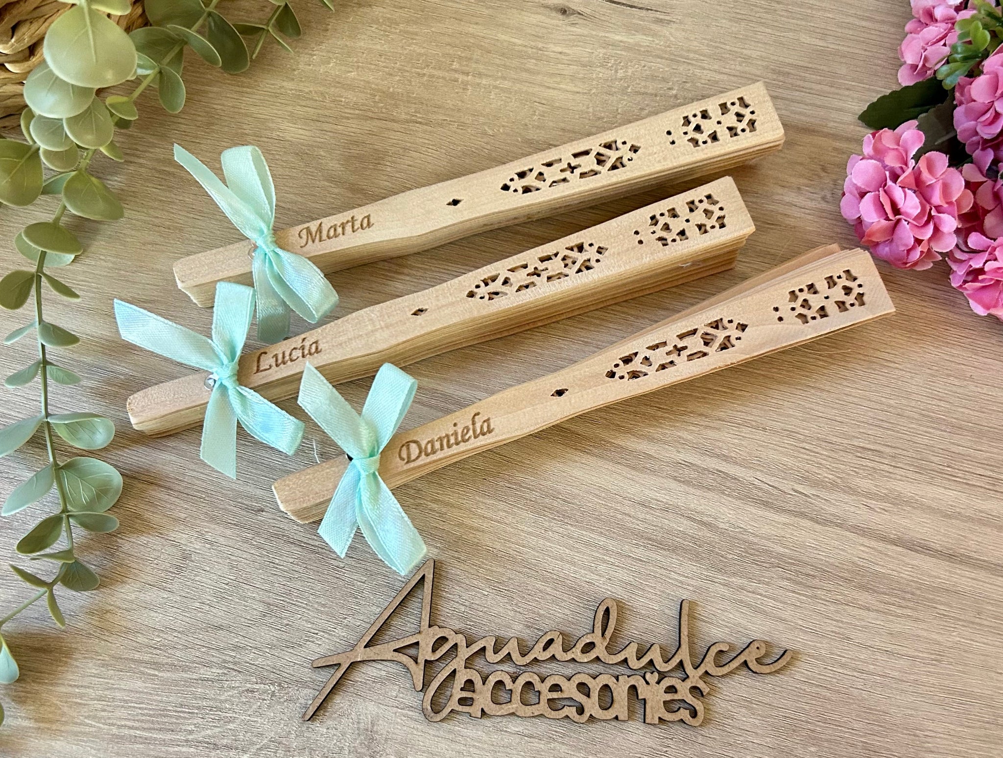 Abanico de madera personalizado con nombre grabado  — detalle ideal para bodas, comuniones y bautizos