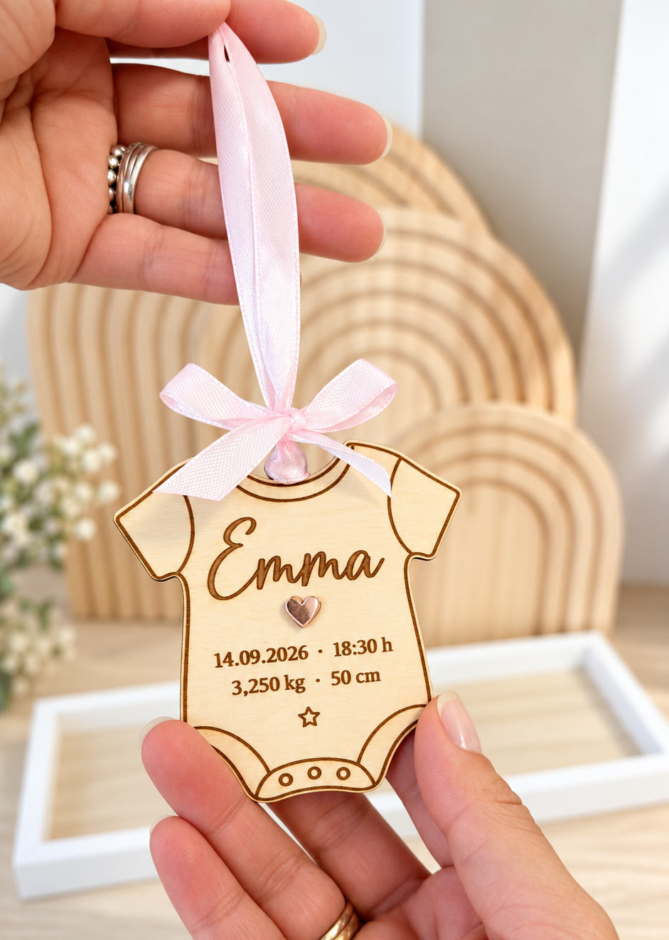 Body de madera personalizado con nombre y datos de nacimiento del bebé. Un recuerdo especial para regalar a nuevos papás y decorar su habitación.