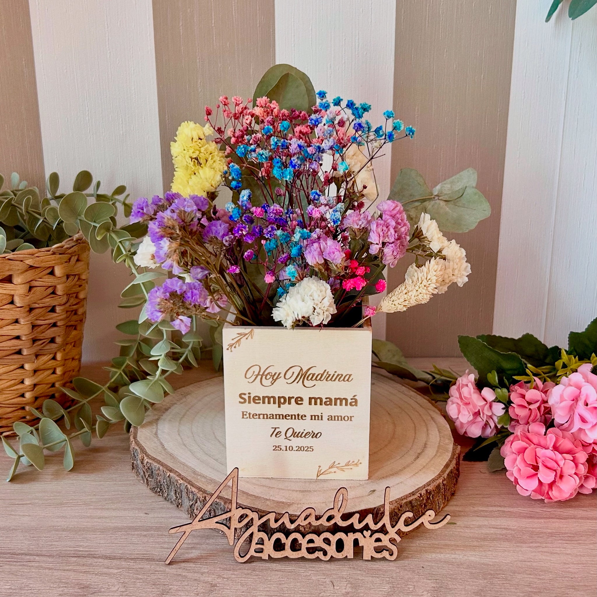 Caja de flores preservadas con mensaje grabado en madera personalizada. Detalle artesanal