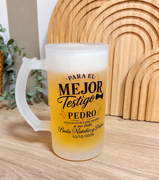Diseña una jarra de cerveza personalizada con nombre, texto o fecha. El regalo original para bodas, cumpleaños, padrinos, testigos y amigos.