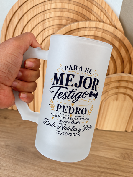 Diseña una jarra de cerveza personalizada con nombre, texto o fecha. El regalo original para bodas, cumpleaños, padrinos, testigos y amigos.