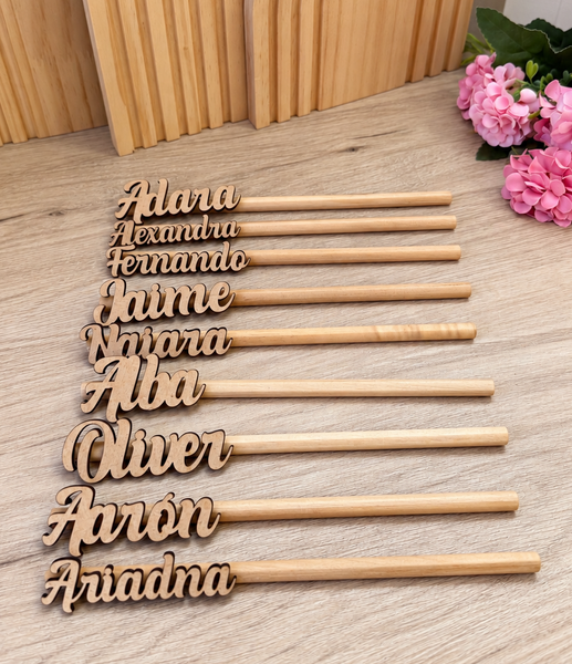 Lápices de madera personalizados con nombres en letras recortadas.