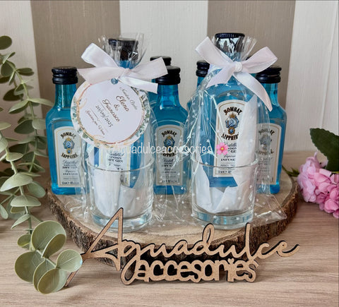 Mini botella de licor Bombay Sapphire con vaso chupito grabado y lazo blanco, detalle personalizado para bodas, comuniones o eventos.
