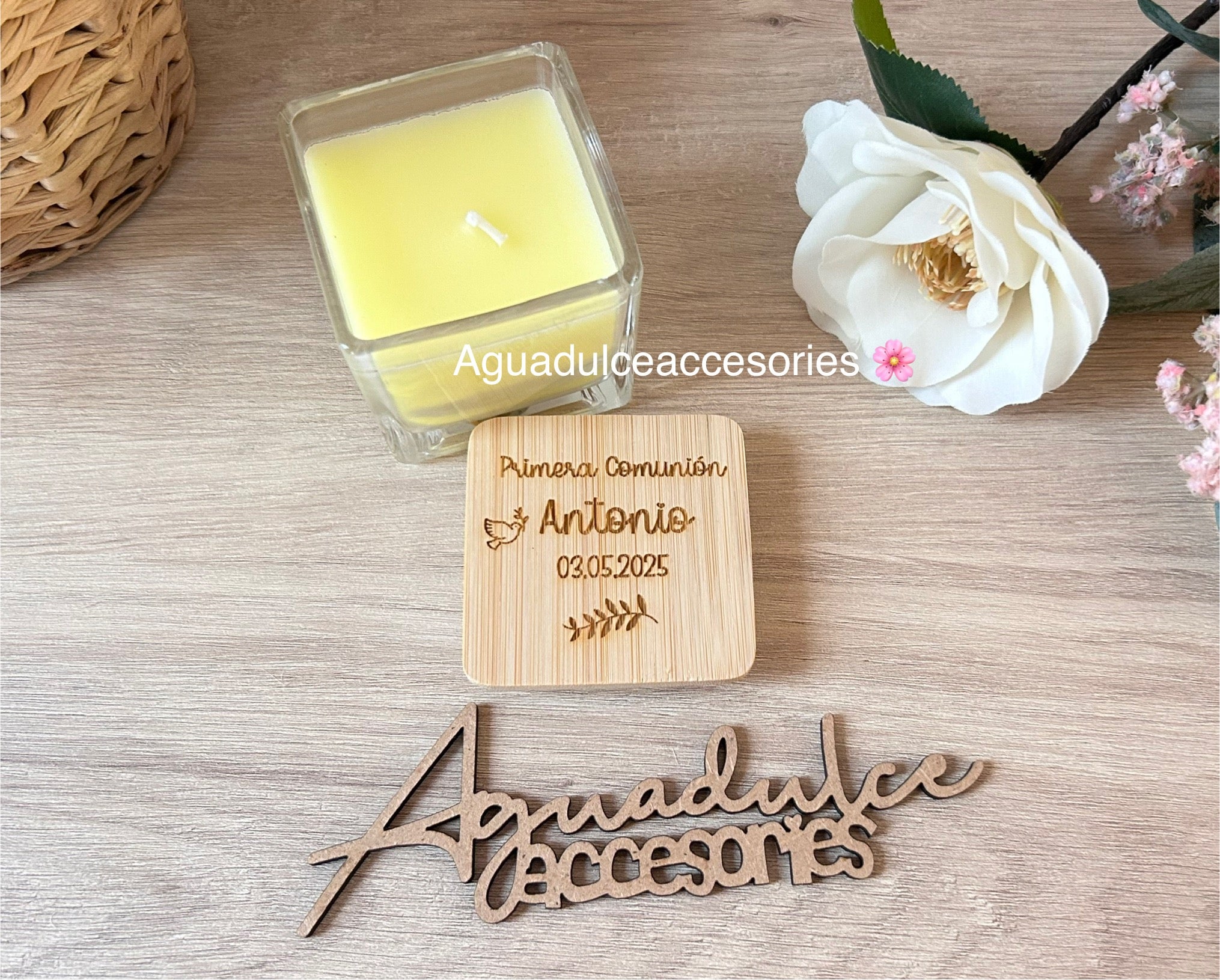 Vela aromática personalizada en recipiente de cristal 5x5x5 con tapa de bambú grabada – Aroma a vainilla – Detalle elegante y ecológico de Aguadulceaccesories
