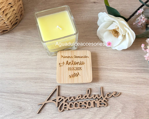 Vela aromática personalizada en recipiente de cristal 5x5x5 con tapa de bambú grabada – Aroma a vainilla – Detalle elegante y ecológico de Aguadulceaccesories
